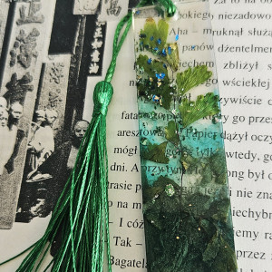 Zakładka z żywicy epoksydowej z kryształkami turkusowa zielona z lisciem paprociM29