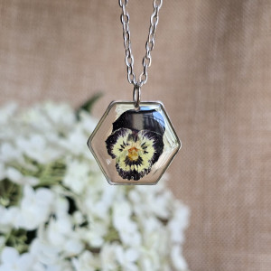 srebrna zawieszka srebrny wisiorek naszyjnik żywica z żywicy heksagon kwiaty z kwiatami bratek