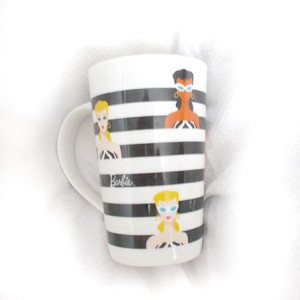 retro kubek Barbie, biało czarny kubek z porcelany, Barbie kubek porcelanowy, porcelanowy kubek w biało czarne paski, Barbie kubeczek w pasy