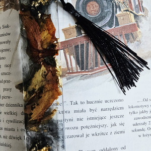 Zakładka z żywicy epoksydowej czerń złoto kwiaty azalii  s22