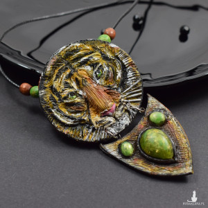 "Siła Tygrysa" - unikatowy ręcznie rzeźbiony wisior