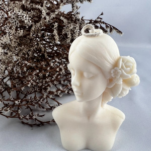 Świeca sojowa kobieta kwiaty we włosach