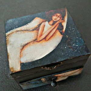 Drewniana szkatułka na biżuterię "Anioł"