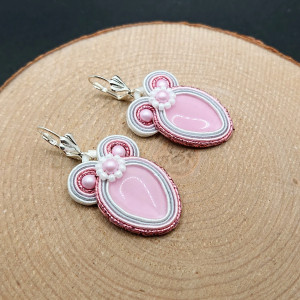 RÓŻOWE KOLCZYKI SUTASZ Z KOCIM OKIEM