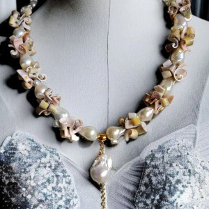 Naszyjnik z białych pereł barokowych i muszli