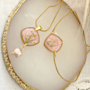 Piękny komplet biżuterii z kwiatami i perełką