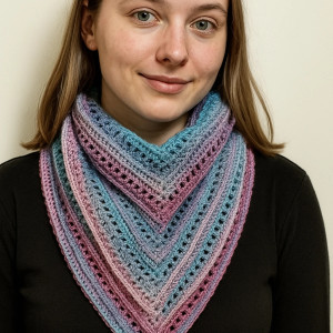 Kolorowa mała chusta apaszka zapinana z chwostem ręcznie robiona