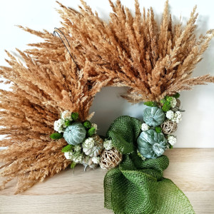 Jesienny wianek z suszonych traw i dyniami – dekoracja handmade