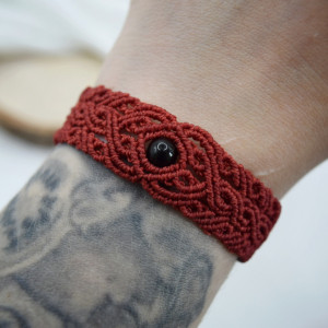 Czerwona Bransoletka z Czarnym Turmalinem. Ochrona