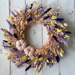 Jesienny wianek z suszonych roślin z materiałowymi dyniami, jesieniara vibe