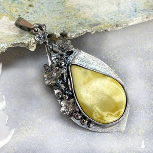 Srebrny wisior z opalem w kwiatach a1076