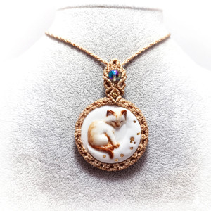 KOT NA KSIĘŻYCU porcelana pozłacana z kryształem górskim w makramie Delfina Dolls