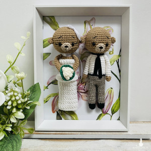 Młoda para misie w białej ramce ręcznie robione prezent ślubny obraz