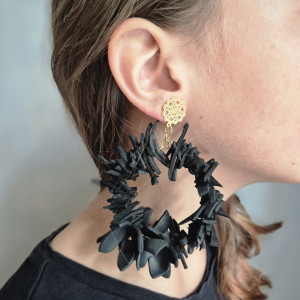 Kolczyki czarne leciutkie kwiaty