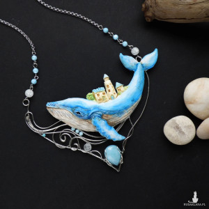 Naszyjnik z wielorybem i domami