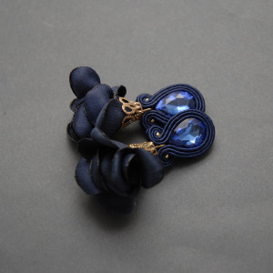 granatowe kolczyki lub klipsy sutasz z kwiatkami