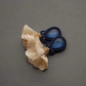 granatowo-kremowe kolczyki lub klipsy sutasz z kwiatkami