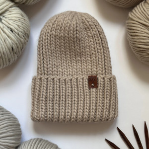 Gruba wełniana czapka oversize z bardzo szerokim wywinięciem-piaskowa