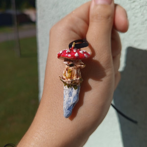 Naszyjnik muchmorka z kyanitem, idealny na prezent, magia fantasy, goblincore