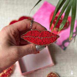 Broszka czerwone soczyste usta