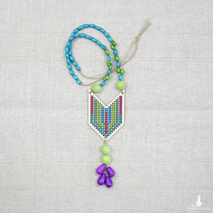 5601  Lniany naszyjnik z haftowanym wisiorkiem.