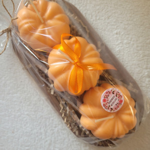 Zestaw świec sojowych- dynie na tacy z drewna akacjowego