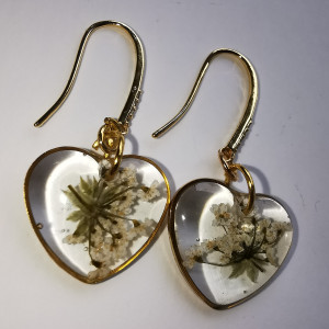 Kolczyki serduszka wiszące białe kwiaty polne kwiaty