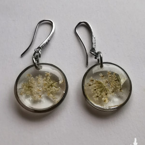 Kolczyki wiszące stal chirurgiczna kwiaty żywica srebro