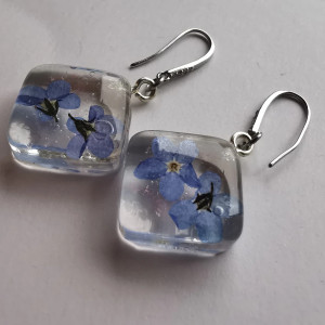 Wiszące kolczyki kwadraty z niezapominajkami