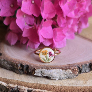 Złoty pierścionek regulowany kwiaty z kwiatami kwiatem duży różowa gipsówka beżowy