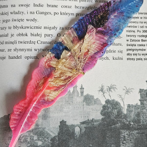 Zakładka z żywicy epoksydowej pióro z płatkami kwiatów P13