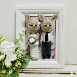 Młoda para króliczki w białej ramce prezent ślubny obraz