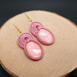 Różowe kolczyki sutasz z ozdobnym kaboszonem