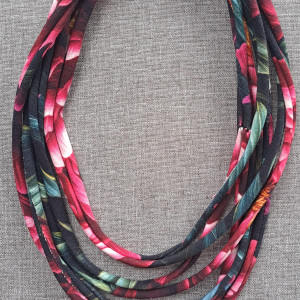 Dzianinowy naszyjnik. Piwonia.