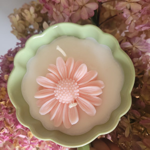 Urocza świeca sojowa w filiżance