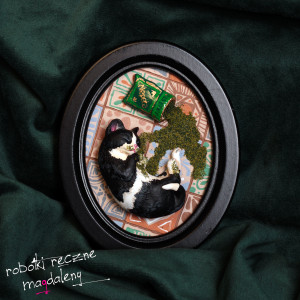 HULTAJ - śpiący kotek