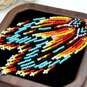 kolorowe kolczyki typu indiańskie piórka