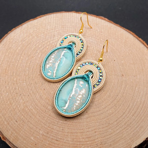 kremowo-turkusowe kolczyki sutasz z ozdobnym kaboszonem