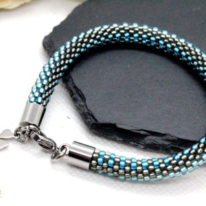 niebiesko-szara bransoletka z drobniutkich koralików