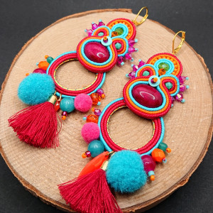 DŁUGIE KOLOROWE KOLCZYKI SUTASZ Z POMPONAMI