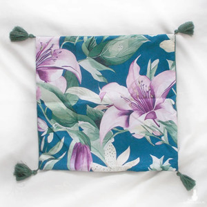 nowa poszewka 45x45, kwiatki poszewka na poduszkę 45x45, ozdobna poszewka z kwiatami, dekoracyjna poszewka z kwiatami, kwiaty poszewka z frędzlami, kolorowa poszewka rozmiar 45x45