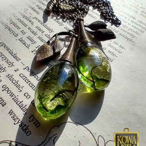 O czym szumi w stawie - długi, podwójny wisior z żywicy i metalu