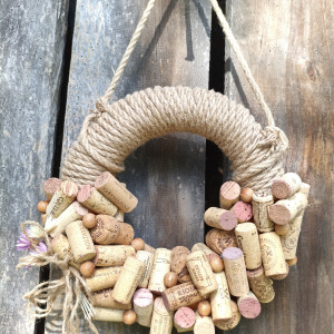 Wianek dekoracyjny z korka i liny do zawieszenia