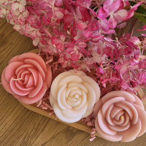 Urocze świece sojowe na drewnianej tacce