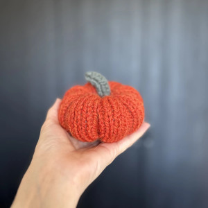 WEŁNIANA DYNIA OZDOBNA HANDMADE, rozmiar L, ciemnopomarańczowa - 1 SZT.