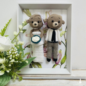 Młoda para misie w białej ramce ręcznie robione prezent ślubny obraz