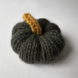 Dynia ozdobna, zielona z pomarańczowym ogonkiem, rozmiar S - 1 szt.