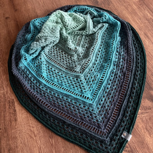 Piękna zielona chusta zrobiona na szydełku robiona na szydełku