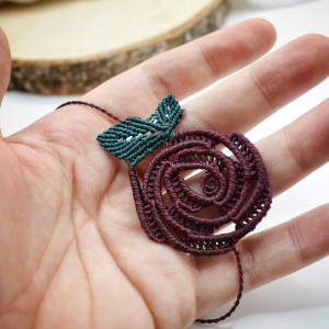 Bransoletka Róża. Mikro makrama.