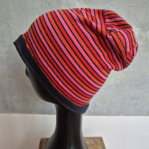 Czapka damska w paski czerwono różowe